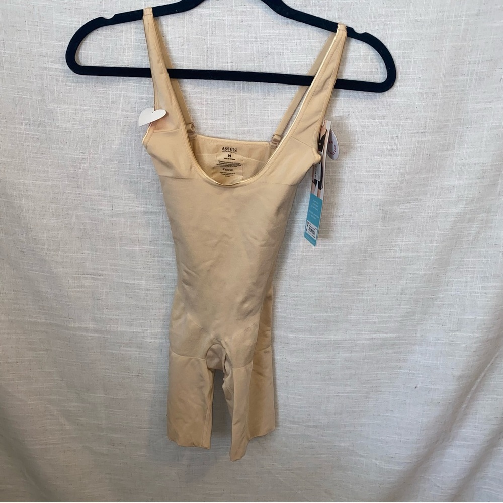 Assets by Spanx Women's Remarkable Results Open-Bust Bodysuit - Beige M